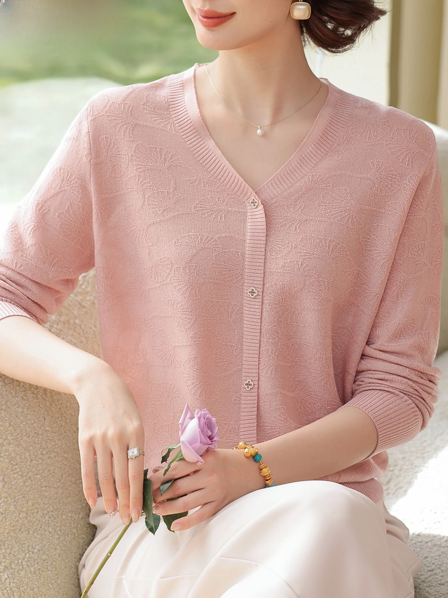 Вязаная базовая кофта Ele для женщин среднего возраста, весна-осень, модная, омолаживающая, из полиэфирного волокна, теплая, свободного кроя, с V-образным вырезом
Вязаная базовая кофта Ele для женщин среднего возраста, весна-осень, модная, омолаживающая, из полиэфирного волокна, теплая, свободного кроя, с V-образным вырезом