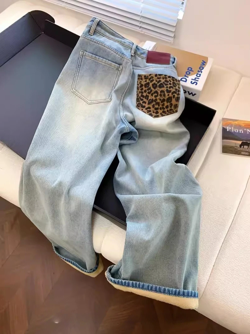 Leopard Pocket Color Blocked Thick Velvet Jeans Women's Autumn Winter High Waist Loose Wide Leg Pants Versatile Denim Trousers
Leopard Pocket Color Blocked Thick Velvet Jeans Women's Autumn Winter High Waist Loose Wide Leg Pants Versatile Denim Trousers