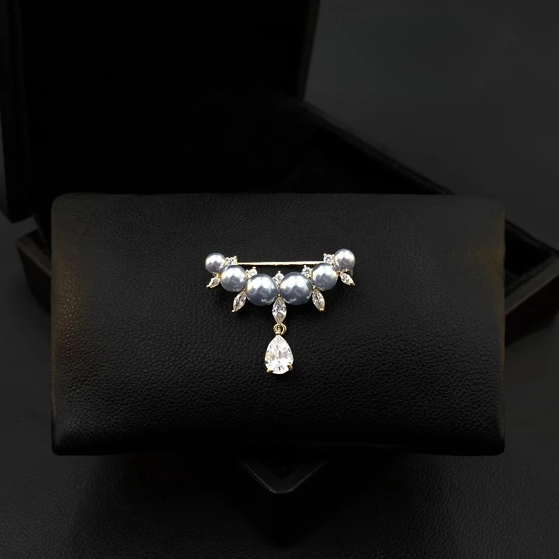 Stylish Minimalist Modern Brooch for Women Unique High-End Lapel Pin Anti-Gaping Clip for Cardigan Collars Chest Accessory 5933
Stylish Minimalist Modern Brooch for Women Unique High-End Lapel Pin Anti-Gaping Clip for Cardigan Collars Chest Accessory 5933