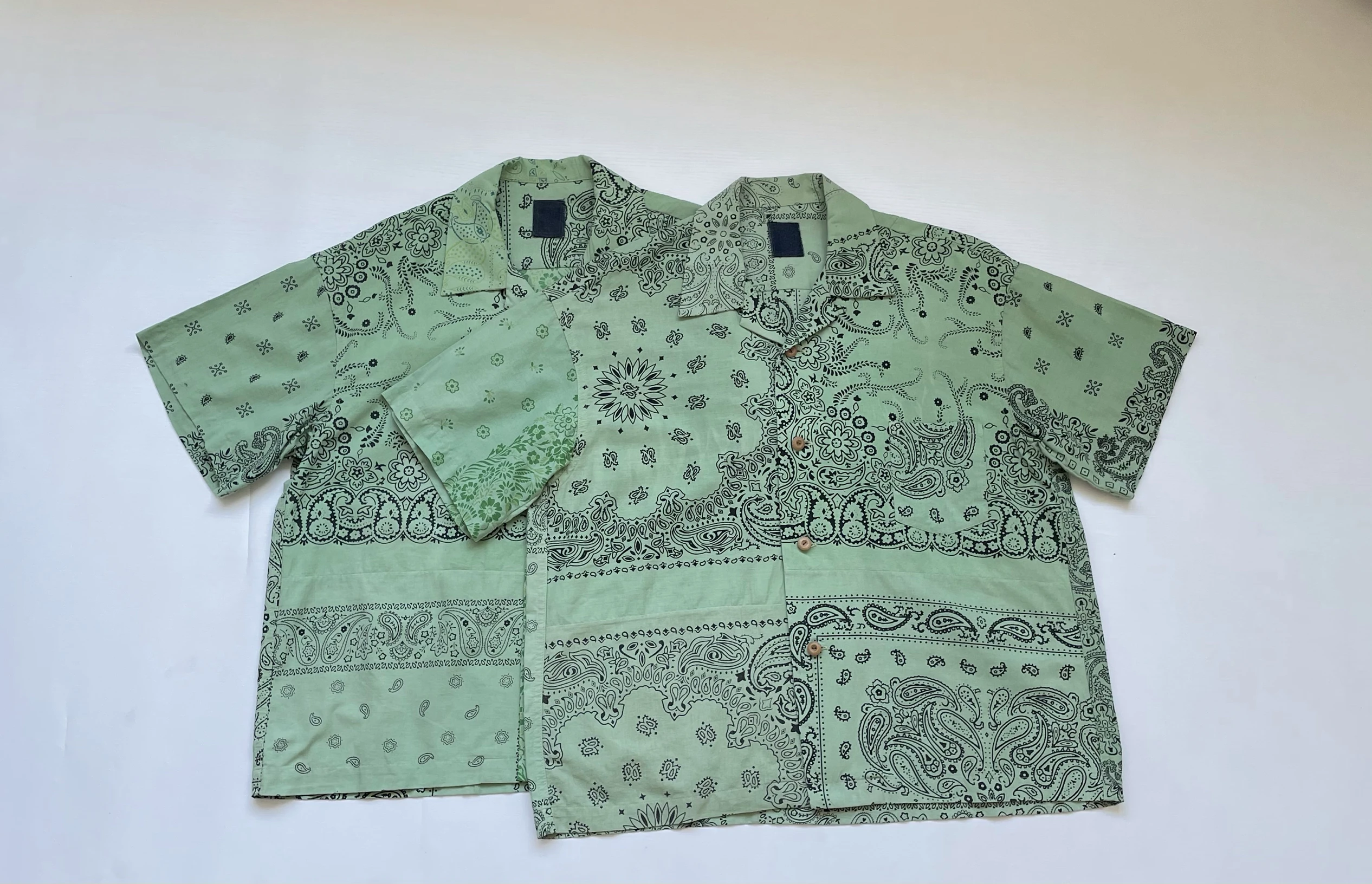 2026 VISVIM I.C.T. Мужская гавайская рубашка WALLIS с коротким рукавом, с принтом в виде цветов кешью, окрашенная в технике муд-дай.
2026 VISVIM I.C.T. Мужская гавайская рубашка WALLIS с коротким рукавом, с принтом в виде цветов кешью, окрашенная в технике муд-дай.