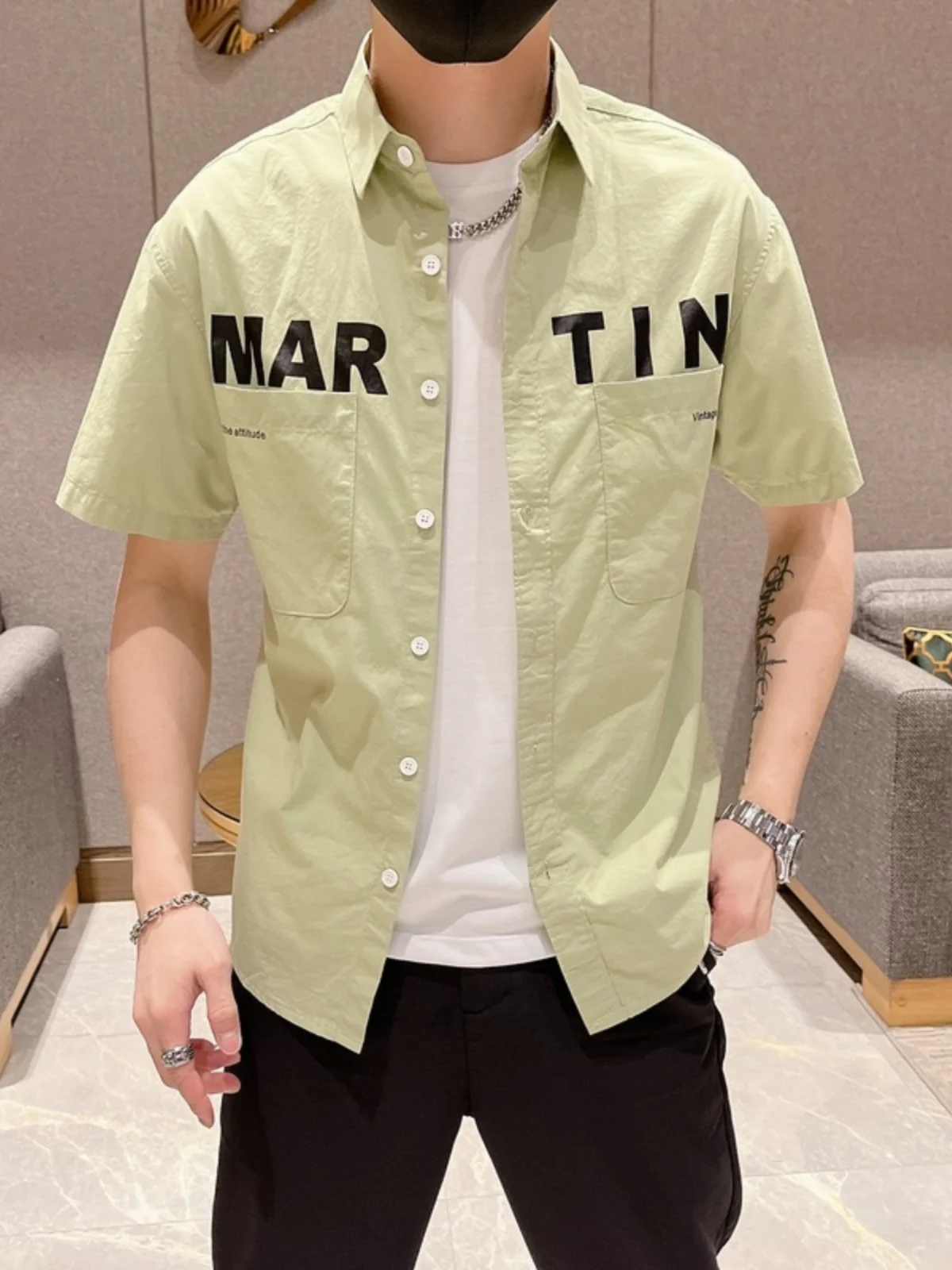 Summer Mens ort Sve irt Ice Silk Loose Fit Printed Thin Outerwear Faionable Cool Feeling Lightweight Polyester Fiber
Summer Mens ort Sve irt Ice Silk Loose Fit Printed Thin Outerwear Faionable Cool Feeling Lightweight Polyester Fiber