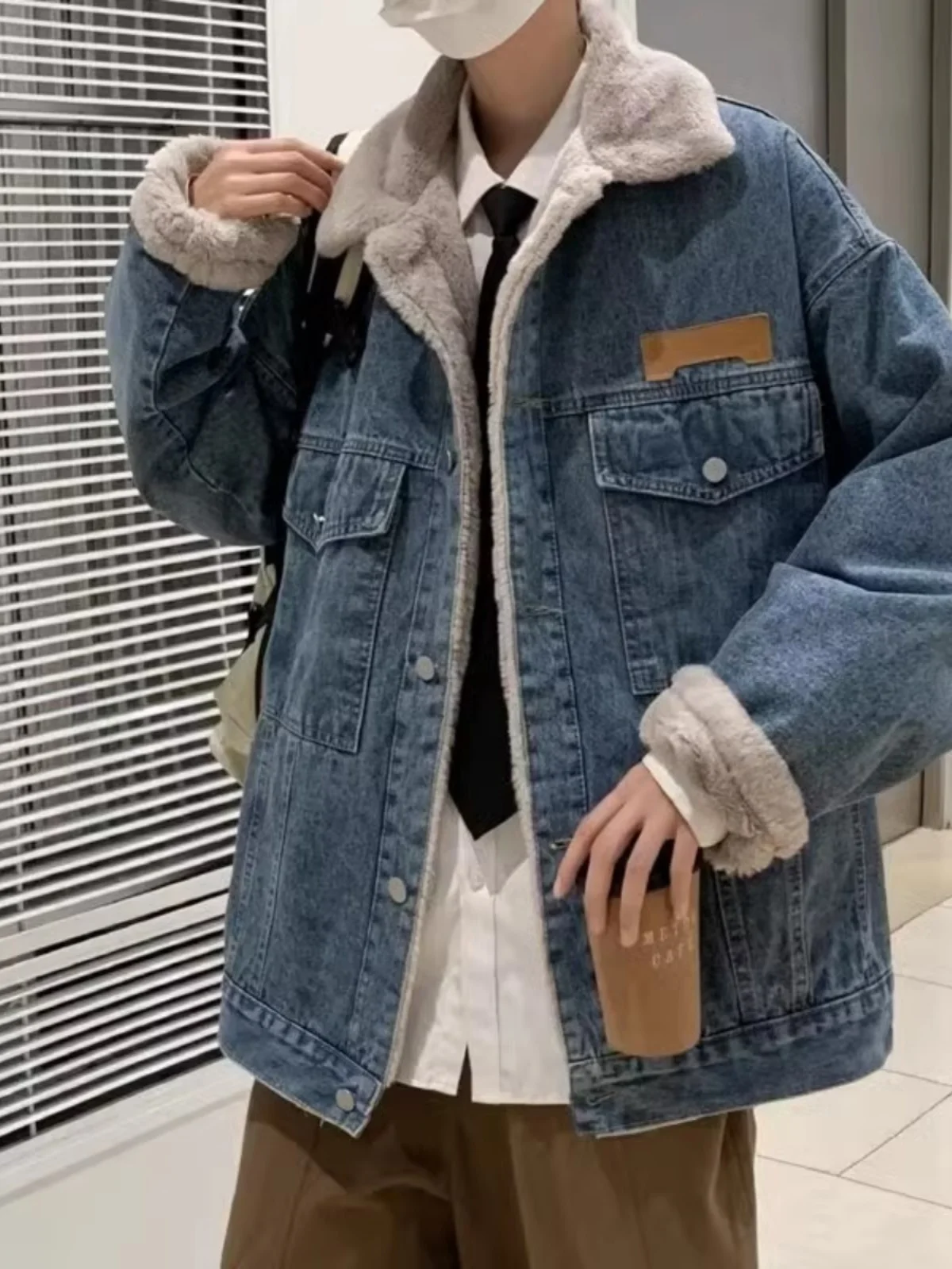 Lamb Fur Lined Thiened Denim Jaet for Men Winter Loose Fit Cotton Coat Waed Sle Trendy Brand Ins Cool Cotton Clothing
Lamb Fur Lined Thiened Denim Jaet for Men Winter Loose Fit Cotton Coat Waed Sle Trendy Brand Ins Cool Cotton Clothing