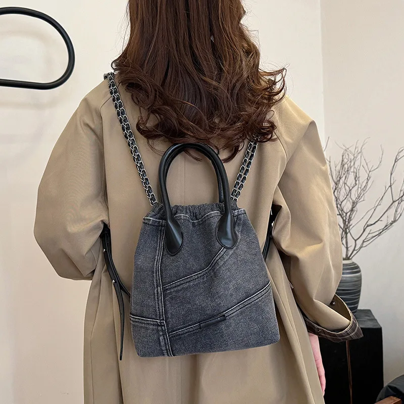 Niche Design Fashion Shoulder Bag 2025 New Texture Simple Leisure Commuter Backpack
Niche Design Fashion Shoulder Bag 2025 New Texture Simple Leisure Commuter Backpack