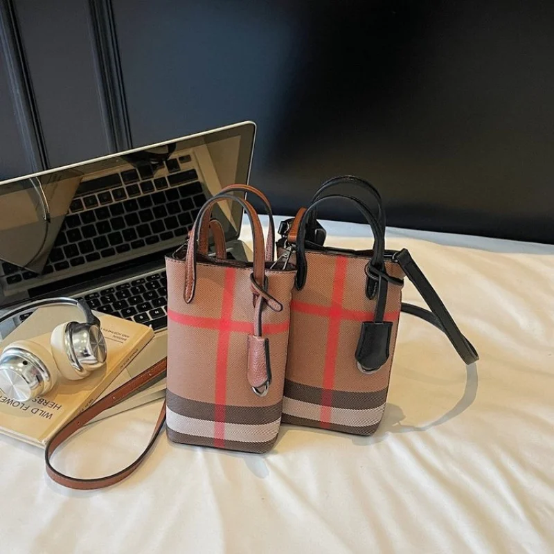 Elegant Leather Women's Messenger Bag High-End Luxury Brand Classic Fashionable Daily Vintage Trendy Bag
Elegant Leather Women's Messenger Bag High-End Luxury Brand Classic Fashionable Daily Vintage Trendy Bag