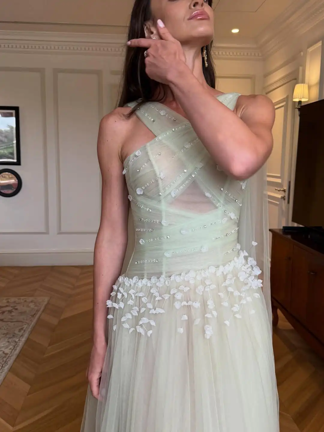 Элегантное светло-зеленое вечернее платье для выпускного бала или торжества, с перекрестными бретелями, 3D цветами из тюля и кристаллами, приталенного силуэта, длиной в пол.
Элегантное светло-зеленое вечернее платье для выпускного бала или торжества, с перекрестными бретелями, 3D цветами из тюля и кристаллами, приталенного силуэта, длиной в пол.