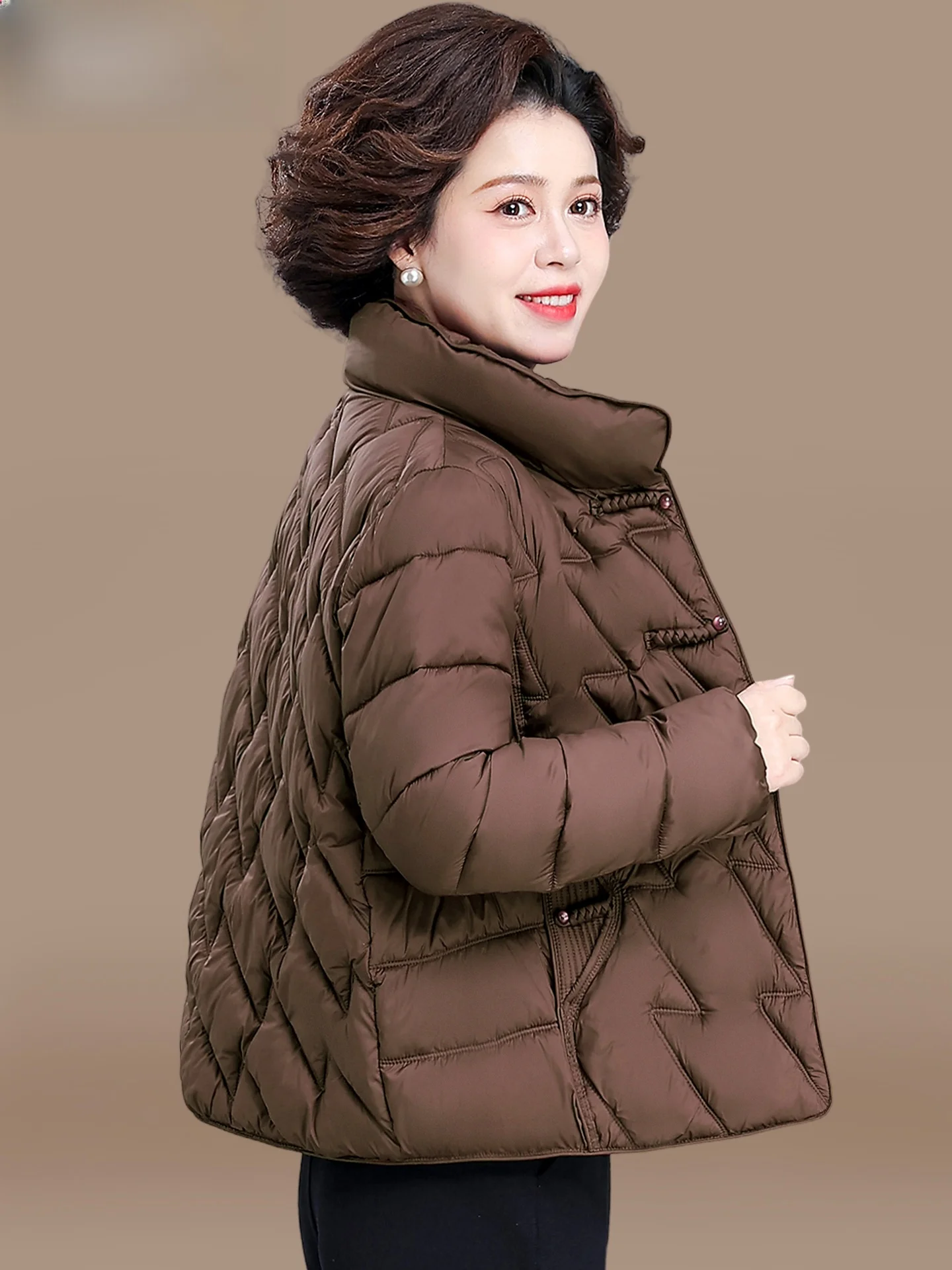 Легкая утепленная хлопковая куртка для мам, модное зимнее пальто, теплое, ветрозащитное, свободного кроя, для женщин старше 40 лет
Легкая утепленная хлопковая куртка для мам, модное зимнее пальто, теплое, ветрозащитное, свободного кроя, для женщин старше 40 лет