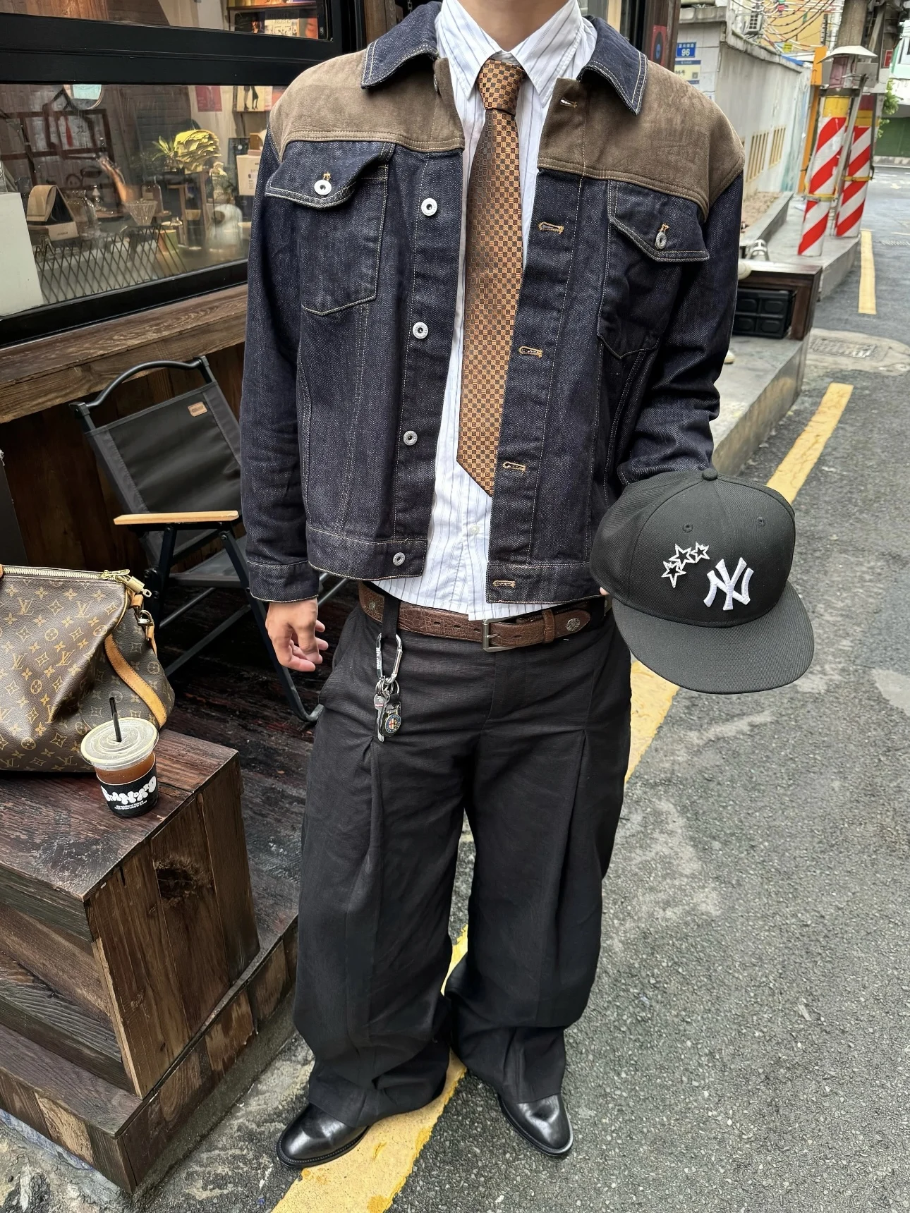 Американский замшевый лоскутный джинсовый тюнер в стиле ретро, мужской дизайнерский воротник с выравнивающим верхом, верхняя одежда свободного покроя, длинный свек
Американский замшевый лоскутный джинсовый тюнер в стиле ретро, мужской дизайнерский воротник с выравнивающим верхом, верхняя одежда свободного покроя, длинный свек