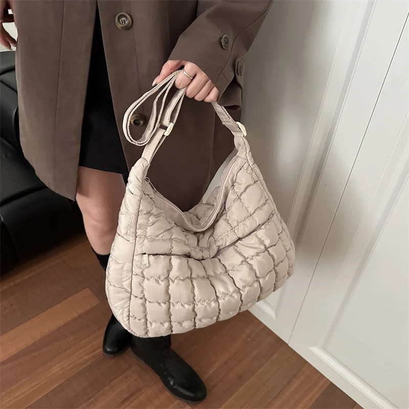 Повседневная нейлоновая стеганая сумка-тоут с регулируемым ремешком, мягкая пуховая женская сумка, однотонные мягкие сумки через плечо, большая вместительная сумка на плечо
Повседневная нейлоновая стеганая сумка-тоут с регулируемым ремешком, мягкая пуховая женская сумка, однотонные мягкие сумки через плечо, большая вместительная сумка на плечо