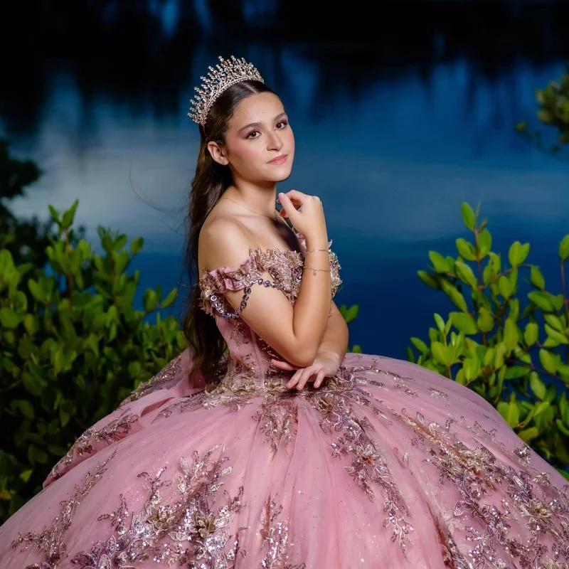 Pink Quinceanera Dress off-shoulder crystal glitter flower decal Long tail Bow vestidos de 15 Quinceanera Customize
Pink Quinceanera Dress off-shoulder crystal glitter flower decal Long tail Bow vestidos de 15 Quinceanera Customize