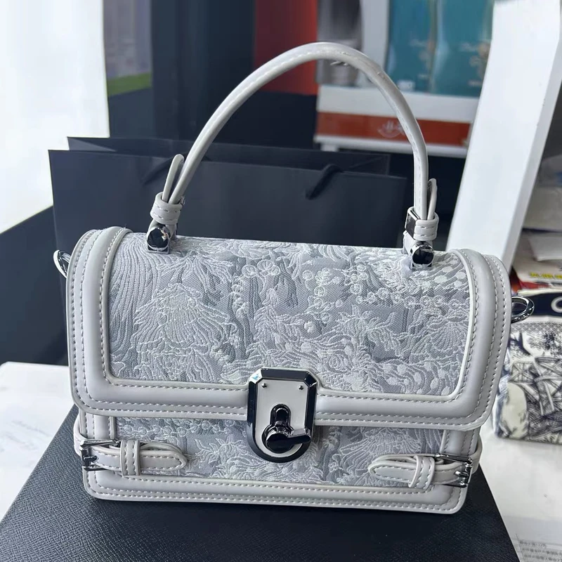 England Style Box Bags For Women Luxury Designer Handbag Purses 2024 New In PU Embroidery Flowers Lock Top Handle Small Shoulder
England Style Box Bags For Women Luxury Designer Handbag Purses 2024 New In PU Embroidery Flowers Lock Top Handle Small Shoulder