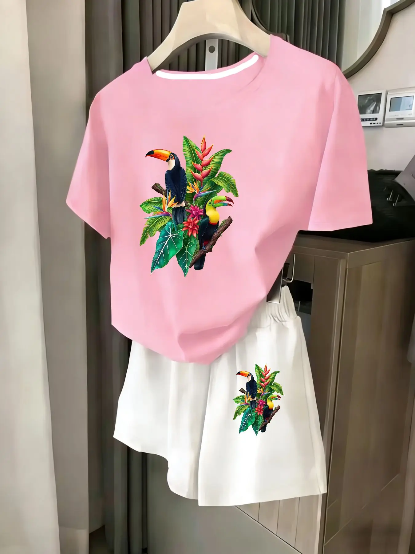 Ladies 2-Piece Set Summer Beach Vacation Casual round Neck Short Sleeve Random Print T-Shirt Elastic Waist Shorts Suit Comfortab
Ladies 2-Piece Set Summer Beach Vacation Casual round Neck Short Sleeve Random Print T-Shirt Elastic Waist Shorts Suit Comfortab