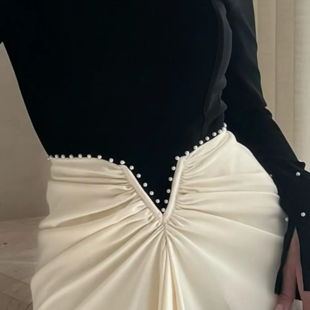 Elegant Women's Evening Dress Black White Color Matching Pearl Folds Slim Off Shoulder Long Dresses Socialite Party Prom Vestido
Elegant Women's Evening Dress Black White Color Matching Pearl Folds Slim Off Shoulder Long Dresses Socialite Party Prom Vestido