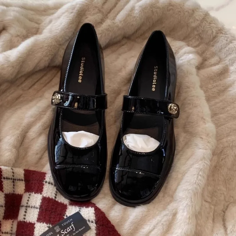 Женские французские весенние кожаные туфли на одной пуговице с плоской подошвой и неглубоким носком, на толстом каблуке для женщин
Женские французские весенние кожаные туфли на одной пуговице с плоской подошвой и неглубоким носком, на толстом каблуке для женщин