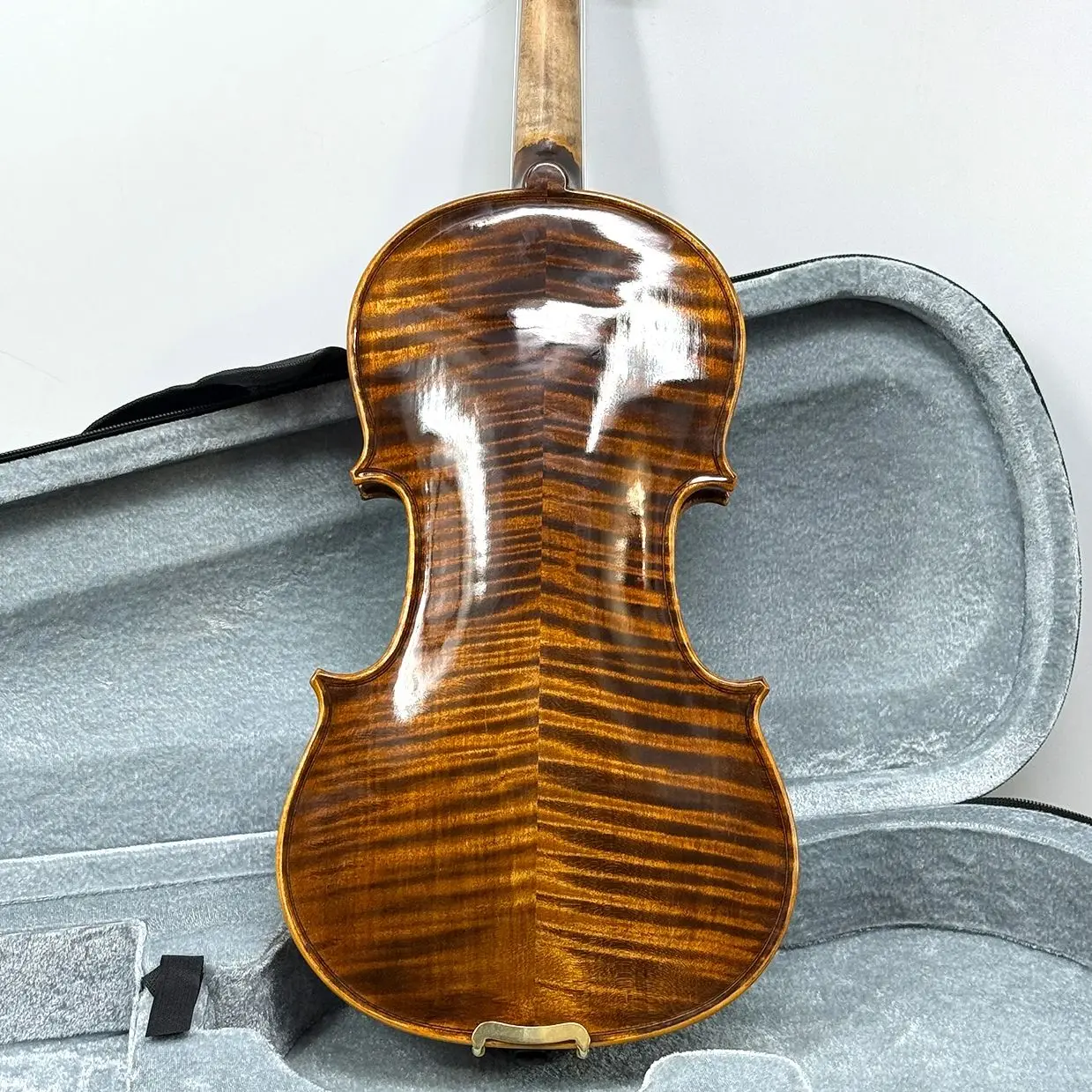 Handcrafted High-End Violin with Oil-Based Varnish, Natural Flame Maple, Antique Spruce Top, Ebony Inlays, 4/4 Size, with Hard Case, Shoulder Rest, Bow, Strings, Mute
Handcrafted High-End Violin with Oil-Based Varnish, Natural Flame Maple, Antique Spruce Top, Ebony Inlays, 4/4 Size, with Hard Case, Shoulder Rest, Bow, Strings, Mute