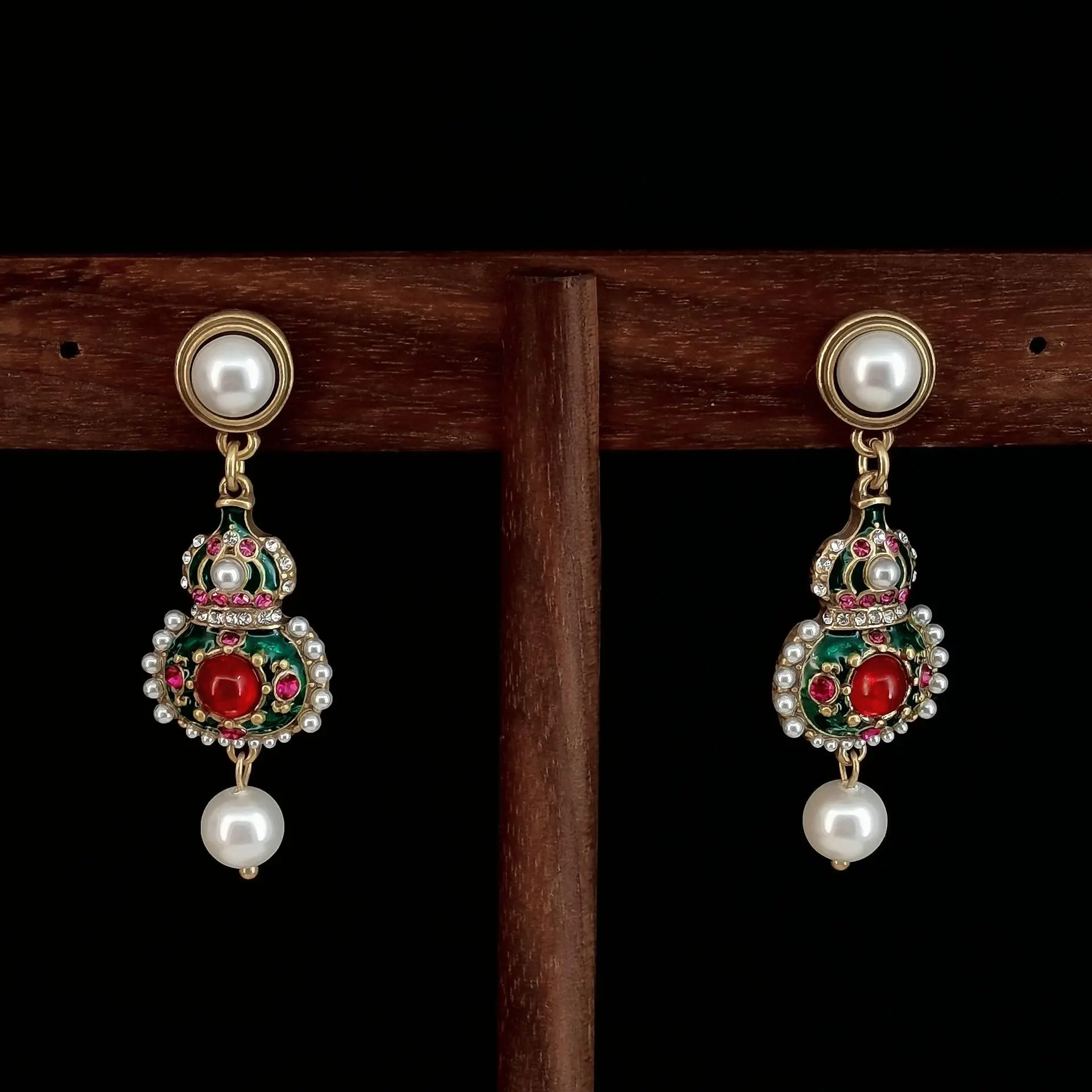 Vintage fashion Pearl green enamel pink gourd earrings women's accessory stud earrings
Vintage fashion Pearl green enamel pink gourd earrings women's accessory stud earrings