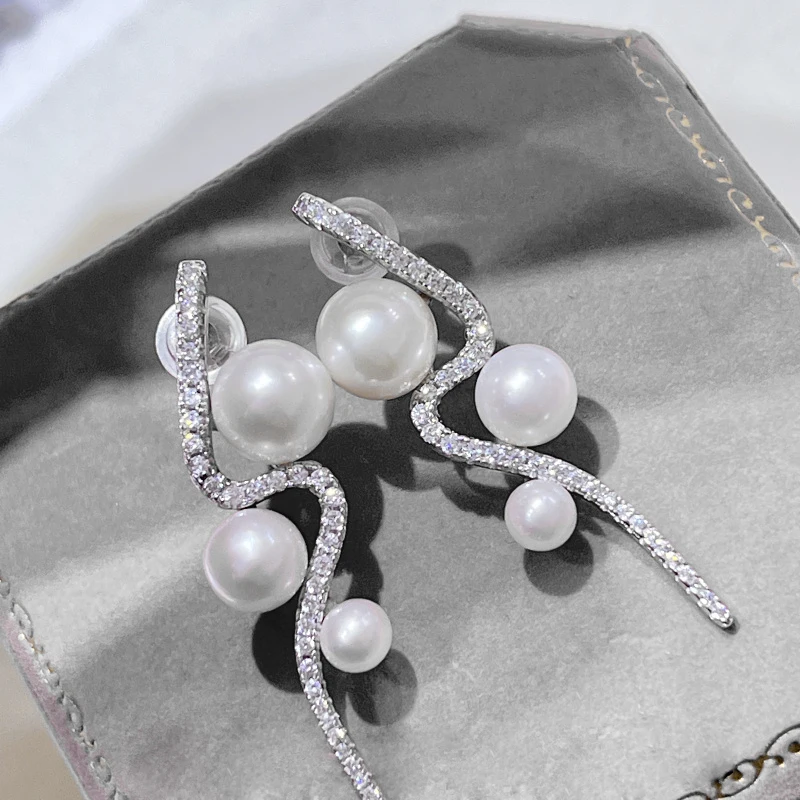 Роскошные серьги-гвоздики MeiBaPJ из натурального белого жемчуга, модные серьги из 925 натурального серебра, изящные свадебные украшения для женщин
Роскошные серьги-гвоздики MeiBaPJ из натурального белого жемчуга, модные серьги из 925 натурального серебра, изящные свадебные украшения для женщин