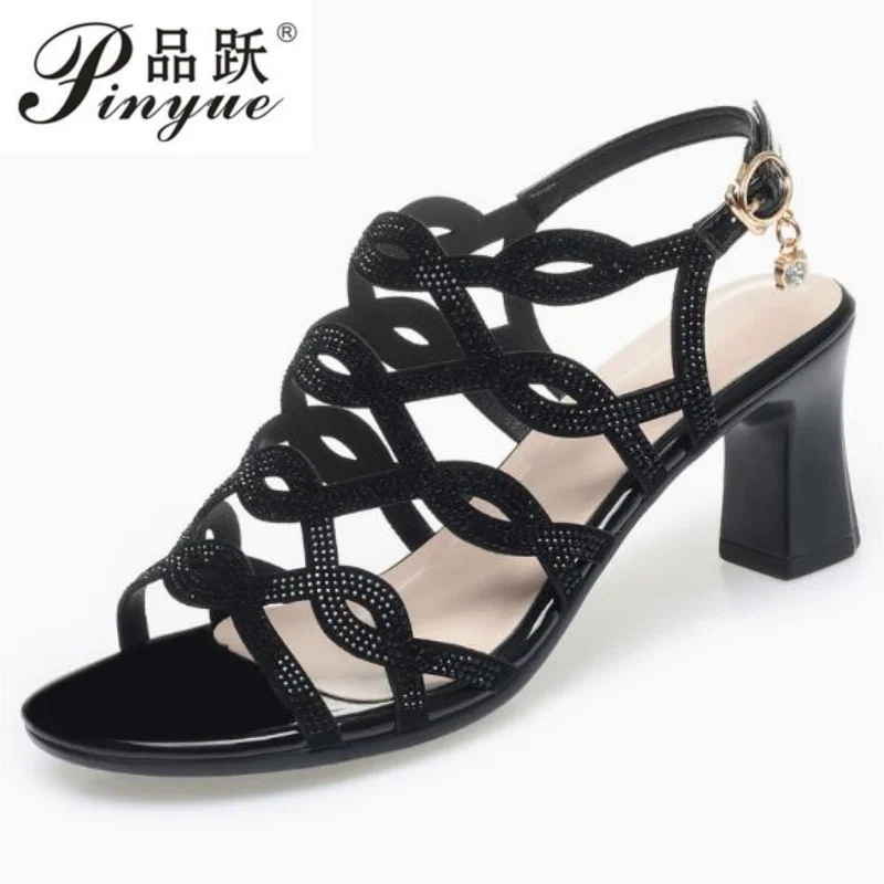 Женские сандалии из мягкой кожи с блестками, на высоком каблуке, черные, на толстой платформе, с открытым носком, для вечеринок и свадеб, размеры 35-40
Женские сандалии из мягкой кожи с блестками, на высоком каблуке, черные, на толстой платформе, с открытым носком, для вечеринок и свадеб, размеры 35-40