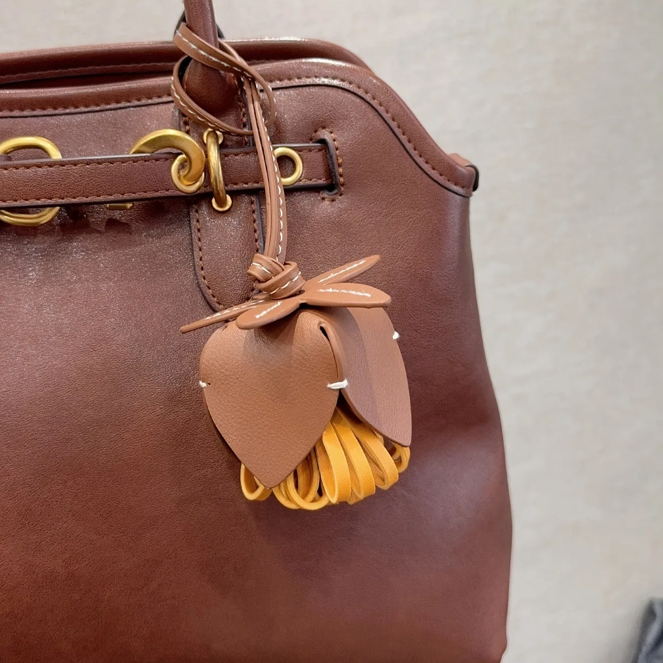 PU Leather Flower Shaped Bag Pendant Charm Leather Rope Women's Flower Bags Pendant Keychain Hand Rope Gift
PU Leather Flower Shaped Bag Pendant Charm Leather Rope Women's Flower Bags Pendant Keychain Hand Rope Gift