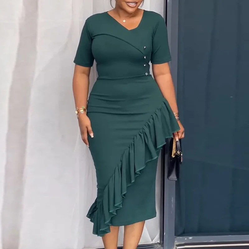 Элегантное платье с рюшами и асимметричными диагональными пуговицами, подчеркивающее талию и бедра, стильное для работы и официальных мероприятий.
Элегантное платье с рюшами и асимметричными диагональными пуговицами, подчеркивающее талию и бедра, стильное для работы и официальных мероприятий.