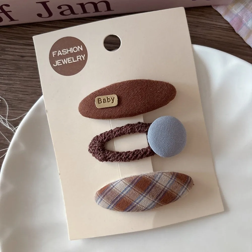 2Pcs/Set New Brown Cloth Hair Clips Ribbon Flower Fabric Material Bow Hairpins Button Plaid Design Bangs Clips Girls
2Pcs/Set New Brown Cloth Hair Clips Ribbon Flower Fabric Material Bow Hairpins Button Plaid Design Bangs Clips Girls