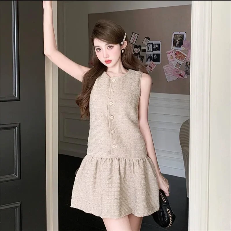 Elegant Celebrity Lady 2024 New Summer Super Mini Dress O Neck Buttons Sleeveless Loose Party Dress Fashion Short Tank Skirt
Elegant Celebrity Lady 2024 New Summer Super Mini Dress O Neck Buttons Sleeveless Loose Party Dress Fashion Short Tank Skirt