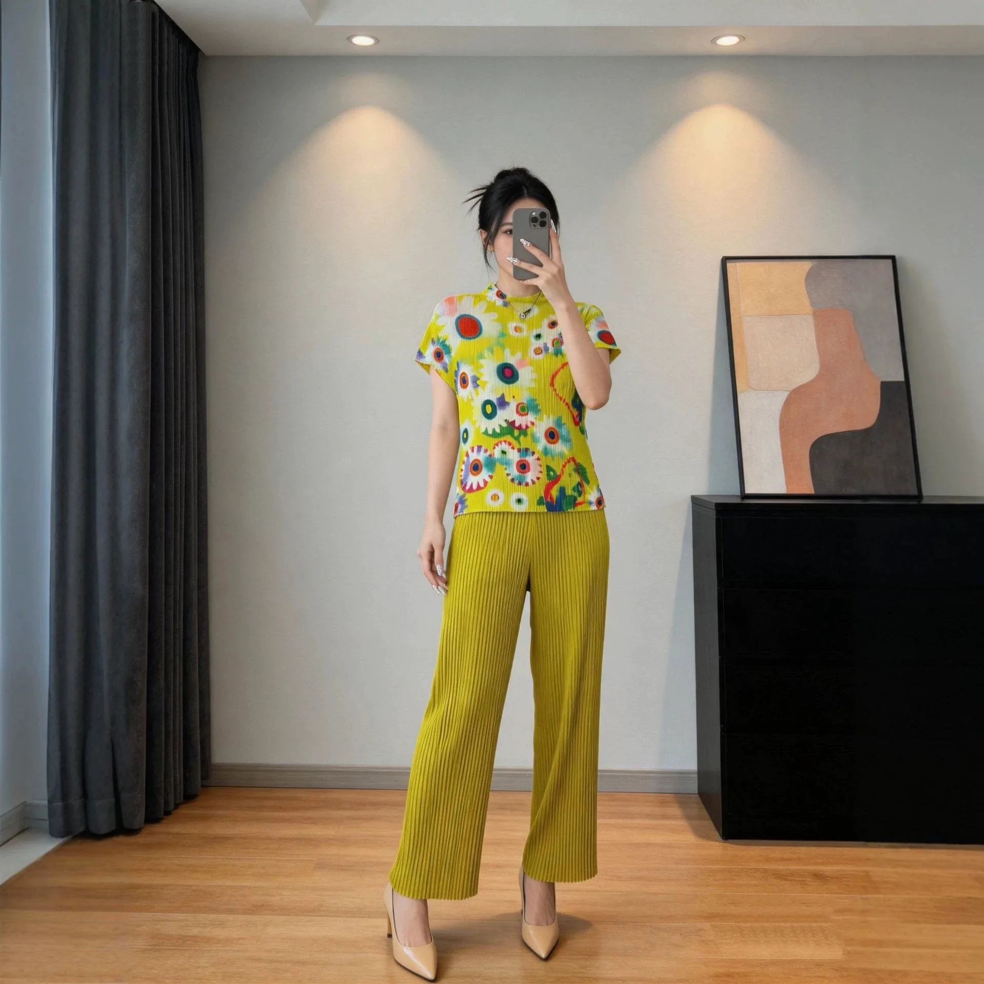 Miyake Pleated Women's Casual Tops 2026 New Japanese Design Colorful Flower Print Half Turtleneck Short-sleeved Stretch T-shirt
Miyake Pleated Women's Casual Tops 2026 New Japanese Design Colorful Flower Print Half Turtleneck Short-sleeved Stretch T-shirt