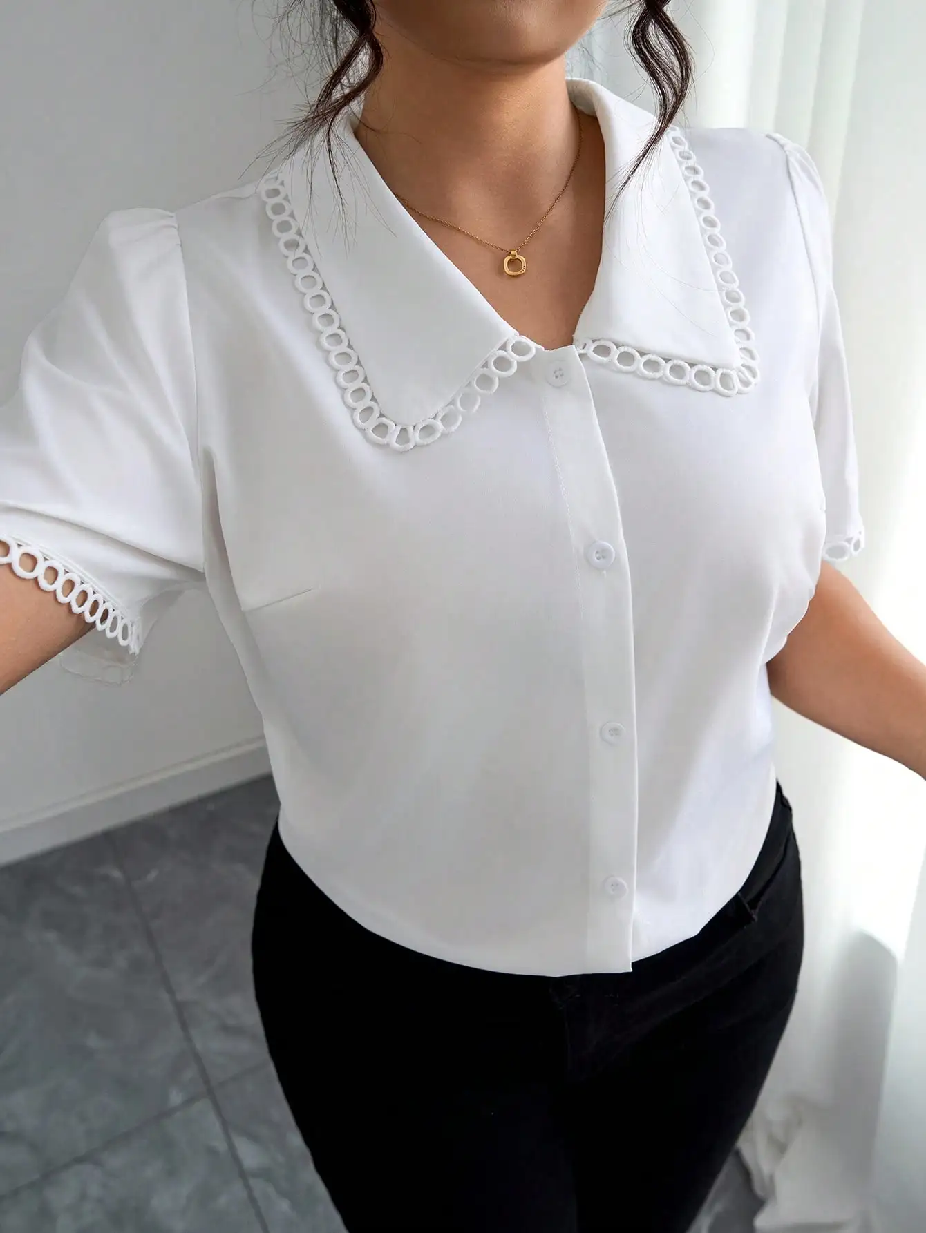 Elegant White Blouse with Peter Pan Collar & Lace Trim, Short Sleeve Button Down for Business Casual
Elegant White Blouse with Peter Pan Collar & Lace Trim, Short Sleeve Button Down for Business Casual
