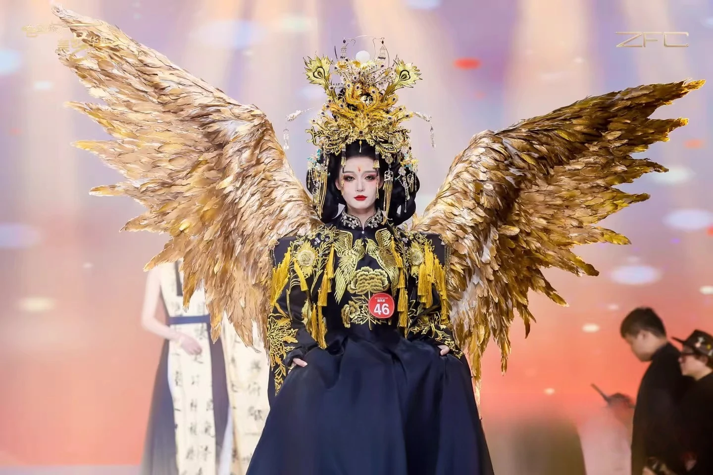 Golden Electric Remote Control Big Feather Wings Stage Walking Show Decoration Props Halloween Party Show
Golden Electric Remote Control Big Feather Wings Stage Walking Show Decoration Props Halloween Party Show