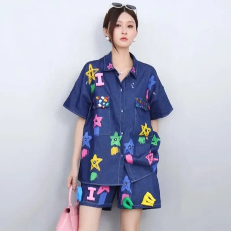 Summer Women Graffiti Stars Printed Diamonds Beaded Denim Shirts 3D Letters Decor Cowboy Blouses Cardigan Tops + Shorts 2Pcs Set
Summer Women Graffiti Stars Printed Diamonds Beaded Denim Shirts 3D Letters Decor Cowboy Blouses Cardigan Tops + Shorts 2Pcs Set
