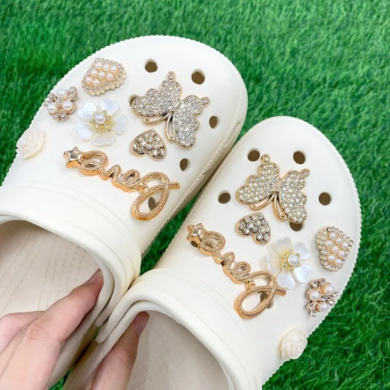 14PCS Fashion Shoe Charms Set Accessories Hole Shoe Buckle Advanced Metal Queen DIY Shoes Decorations Kids Woman Girls Gift 
14PCS Fashion Shoe Charms Set Accessories Hole Shoe Buckle Advanced Metal Queen DIY Shoes Decorations Kids Woman Girls Gift