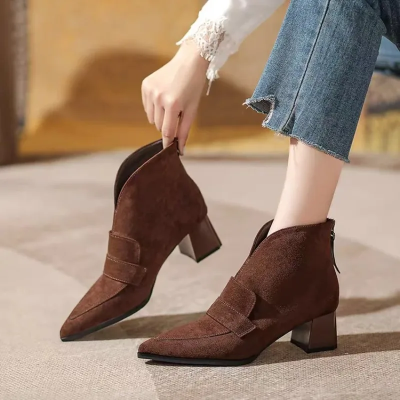 Pointed-toe Short Boots for Women, 2026 New Style, Short Sleeves, Retro Thick Heel, Deep Toe, Single Shoe
Pointed-toe Short Boots for Women, 2026 New Style, Short Sleeves, Retro Thick Heel, Deep Toe, Single Shoe