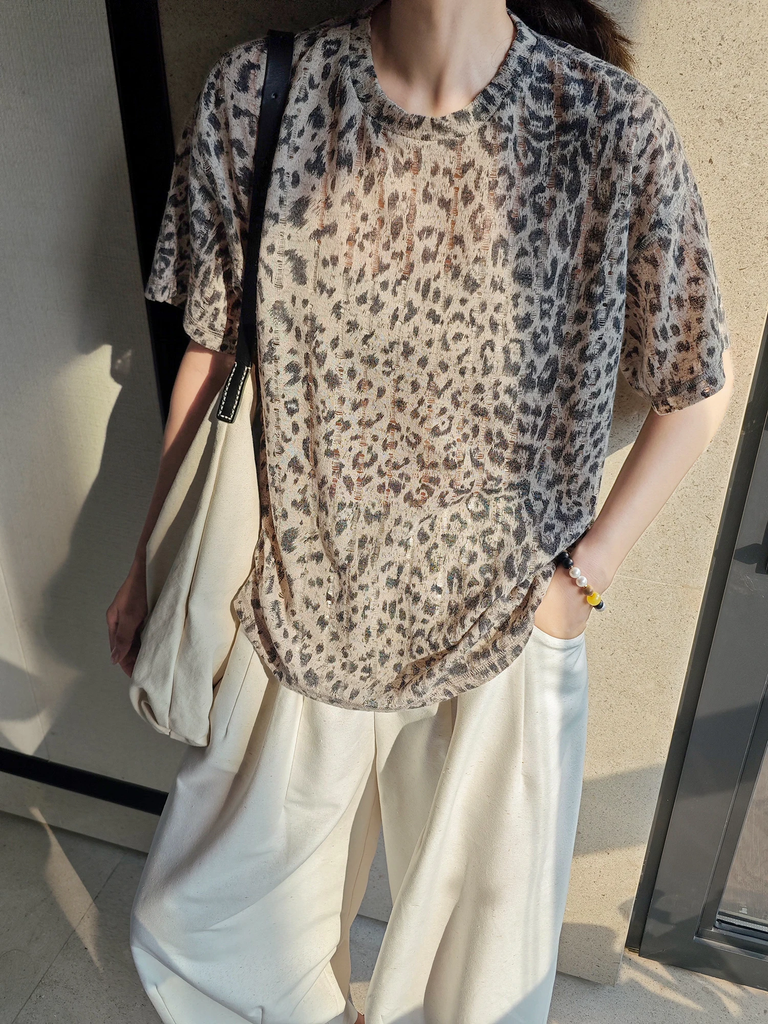 Summer Thin ort Sve T-irt Leopard Print Casual Loose Fit Breathable round Ne Top for Women Creative Hole Punch Design
Summer Thin ort Sve T-irt Leopard Print Casual Loose Fit Breathable round Ne Top for Women Creative Hole Punch Design
