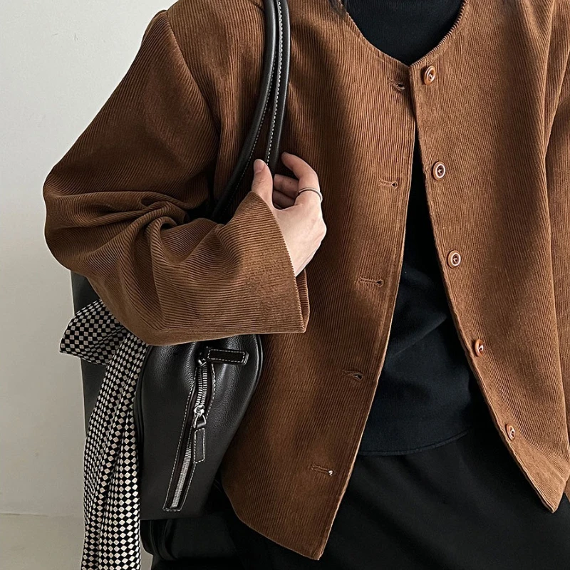 Новинка зимы 2025 года, однобортная короткая вельветовая куртка Melad в стиле ретро с круглым вырезом для женщин
Новинка зимы 2025 года, однобортная короткая вельветовая куртка Melad в стиле ретро с круглым вырезом для женщин