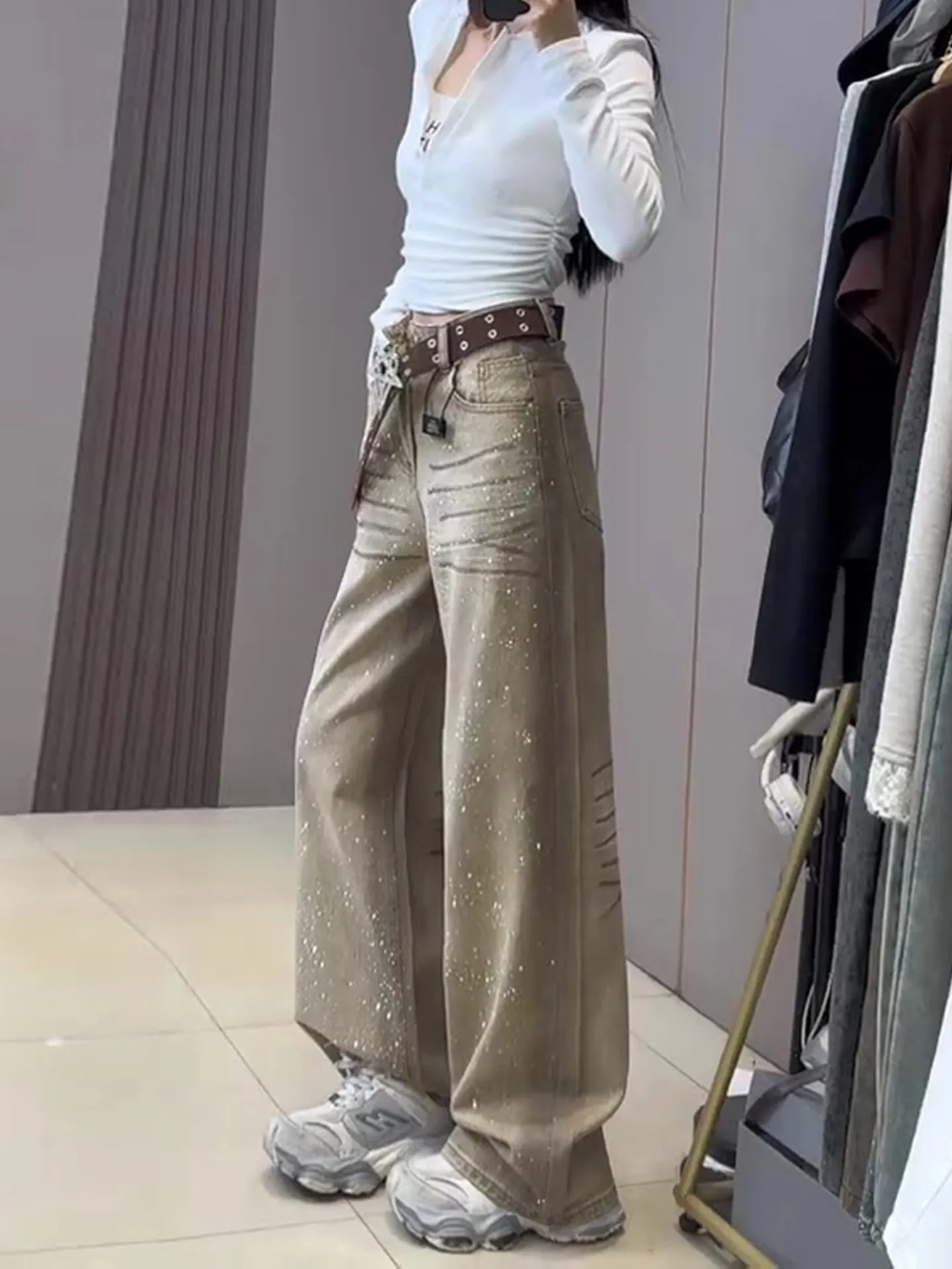 Retro American Shiny Star Rhinestone Wide Leg Jeans Women Summer Vintage Faded Long Pants High Waist Straight Commute Style
Retro American Shiny Star Rhinestone Wide Leg Jeans Women Summer Vintage Faded Long Pants High Waist Straight Commute Style