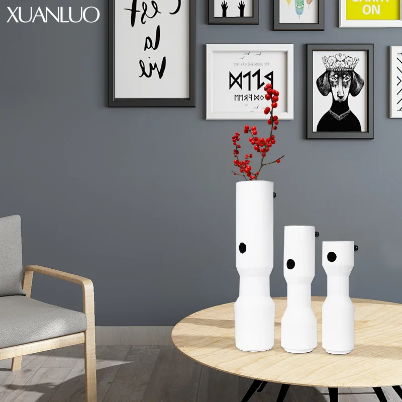 Modern minimalist black and white resin dried flower vase display, dried flower resin floral arrangement holder
Modern minimalist black and white resin dried flower vase display, dried flower resin floral arrangement holder