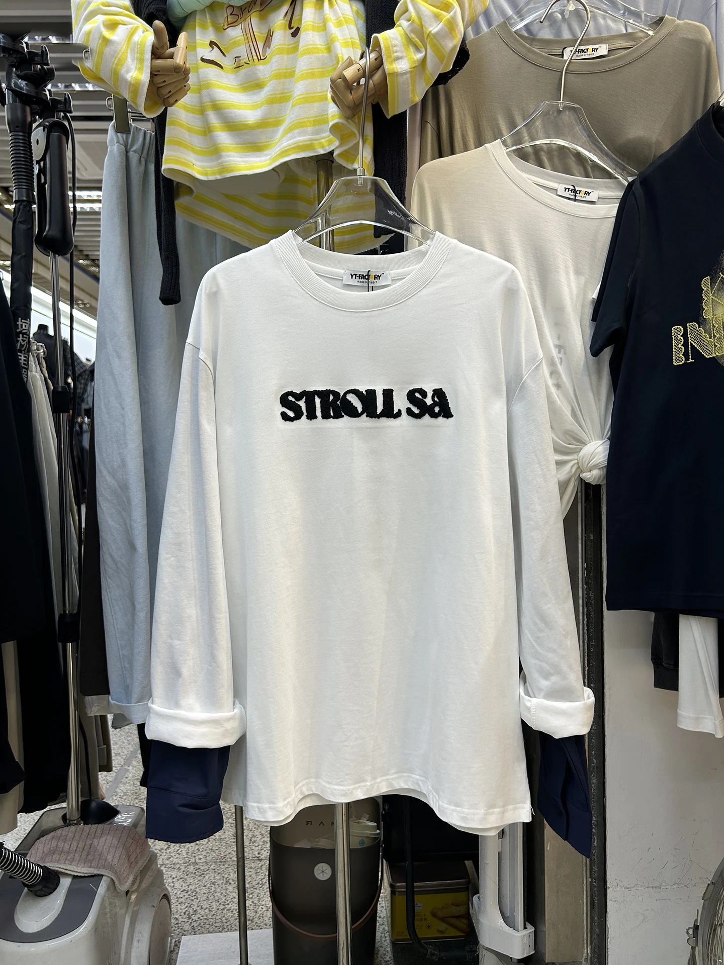 Свободная удлиненная футболка женская осенняя в европейском стиле с вышивкой букв, средней длины, с эффектом двухслойности, базовая модель
Свободная удлиненная футболка женская осенняя в европейском стиле с вышивкой букв, средней длины, с эффектом двухслойности, базовая модель