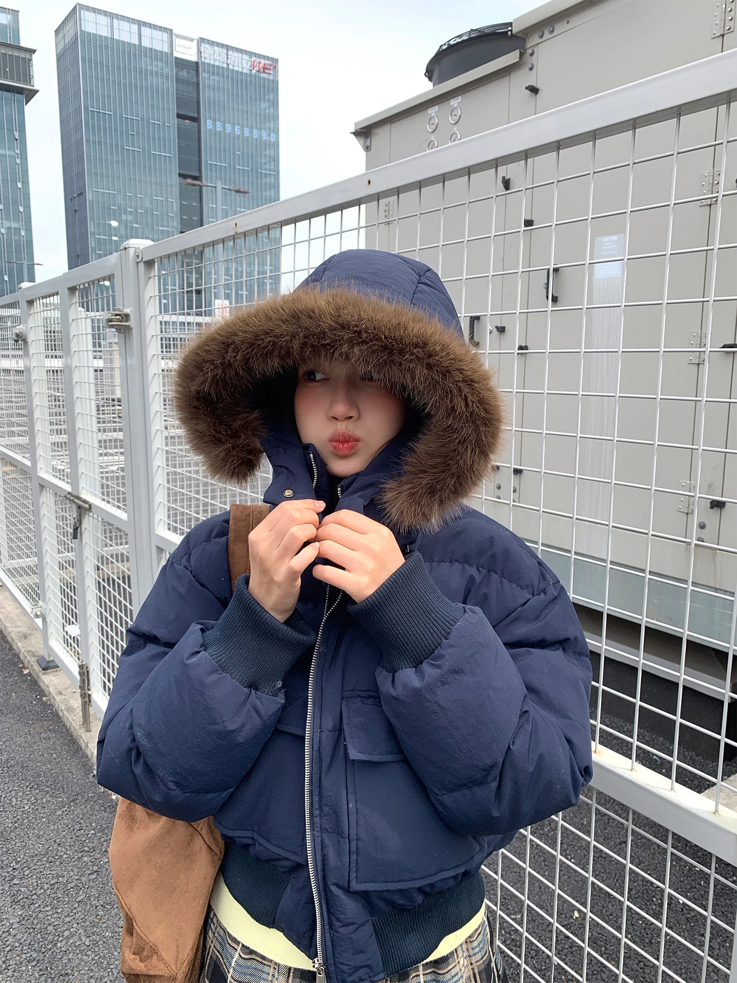 Корейская укороченная куртка NIDEBLA с капюшоном, женское повседневное хлопковое пальто с меховым воротником, теплая зимняя верхняя одежда
Корейская укороченная куртка NIDEBLA с капюшоном, женское повседневное хлопковое пальто с меховым воротником, теплая зимняя верхняя одежда