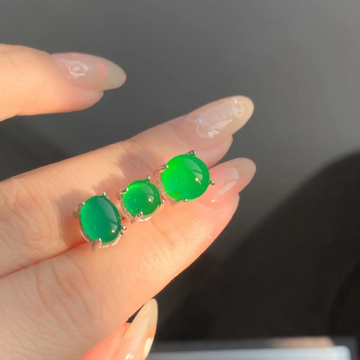 PT950 platinum imperial green jasper stud earrings, round egg-shaped top, natural agate, classic and elegant style
PT950 platinum imperial green jasper stud earrings, round egg-shaped top, natural agate, classic and elegant style