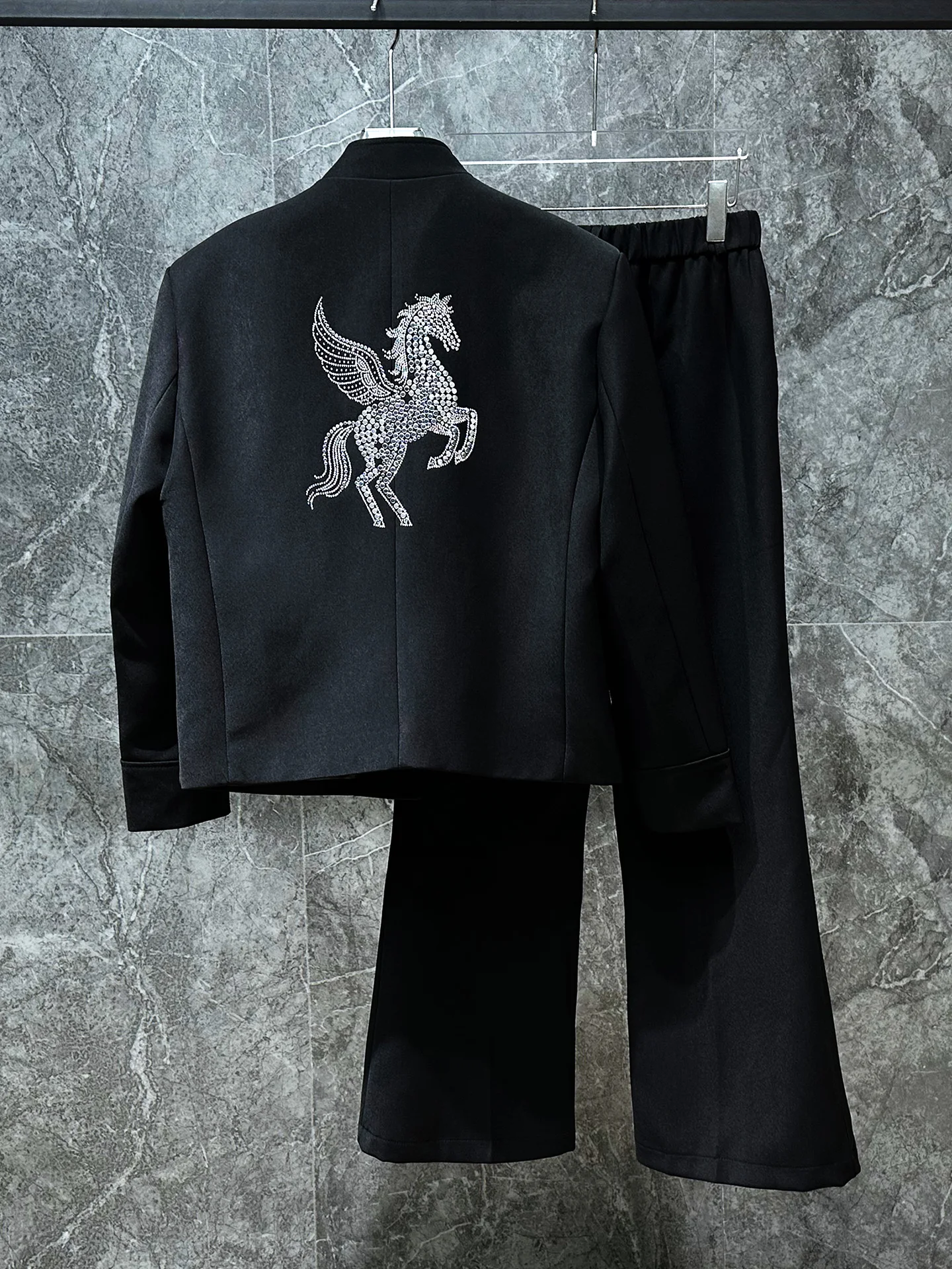 New Chinese Style Two-Piece Set Zongzi Suit for Men Trendy And Handsome with Hotfix Rhinestones Year Pattern Casual Wear
New Chinese Style Two-Piece Set Zongzi Suit for Men Trendy And Handsome with Hotfix Rhinestones Year Pattern Casual Wear