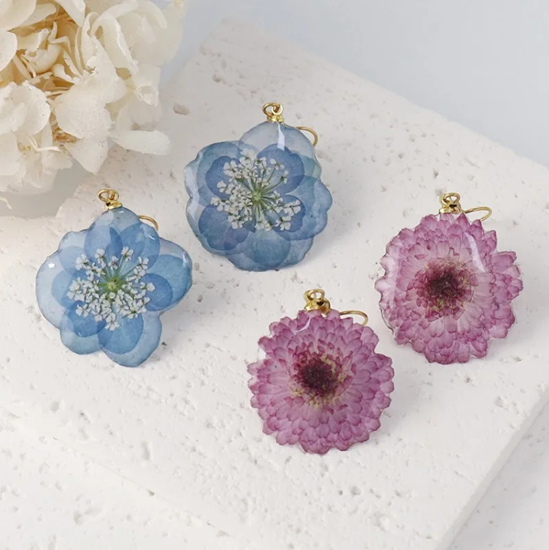 Unique Natural Hydrangea Flower Earrings Creative Handmaking Epoxy Resin Pressed Flower Earring Dried Flower Jewelry Wholesale
Unique Natural Hydrangea Flower Earrings Creative Handmaking Epoxy Resin Pressed Flower Earring Dried Flower Jewelry Wholesale