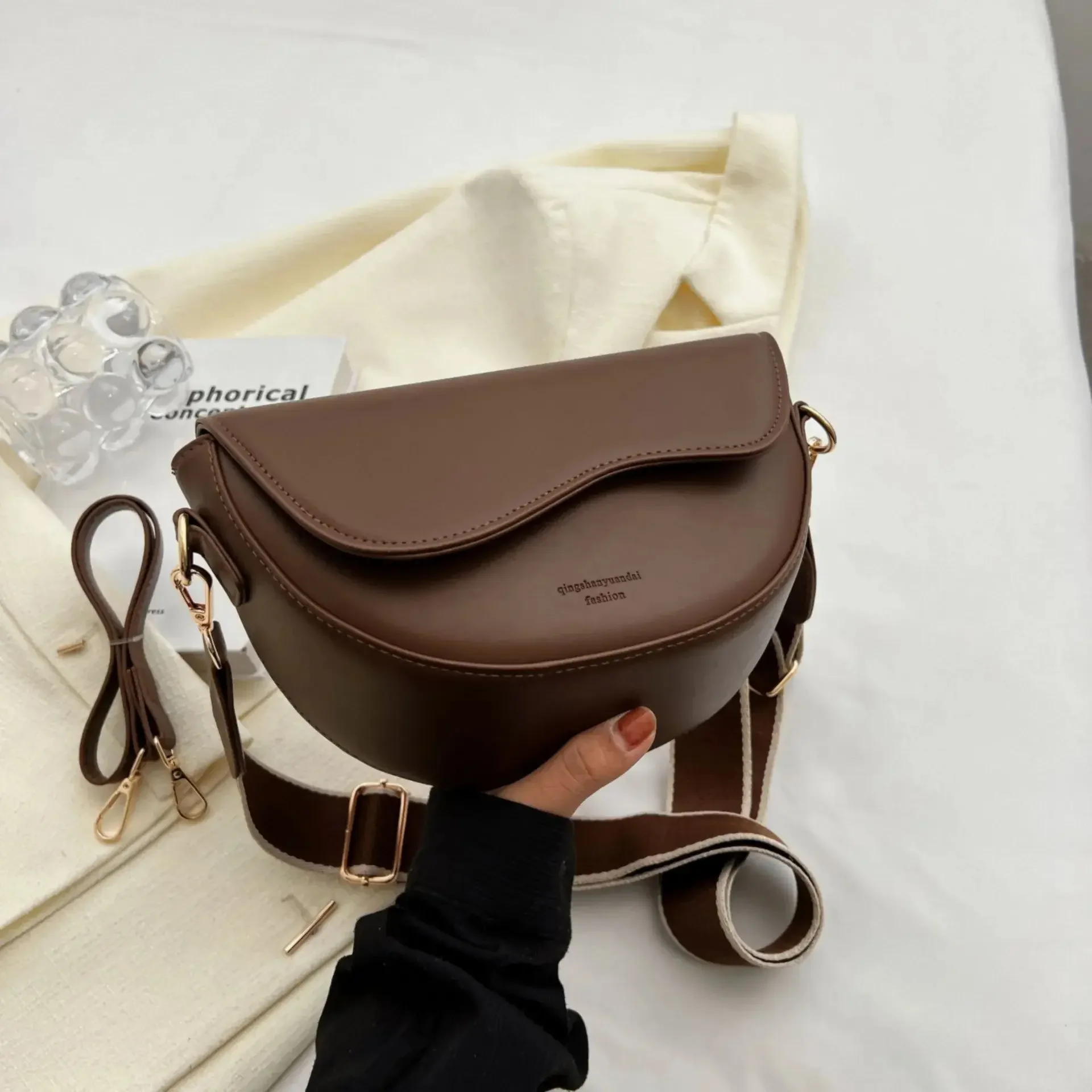 Bag Woman Elegant Women Vintage Solid Color Flap Small Saddle Shoulder Underarm Bag Fashion Pu Leather Wide Strap Crossbody Bag
Bag Woman Elegant Women Vintage Solid Color Flap Small Saddle Shoulder Underarm Bag Fashion Pu Leather Wide Strap Crossbody Bag