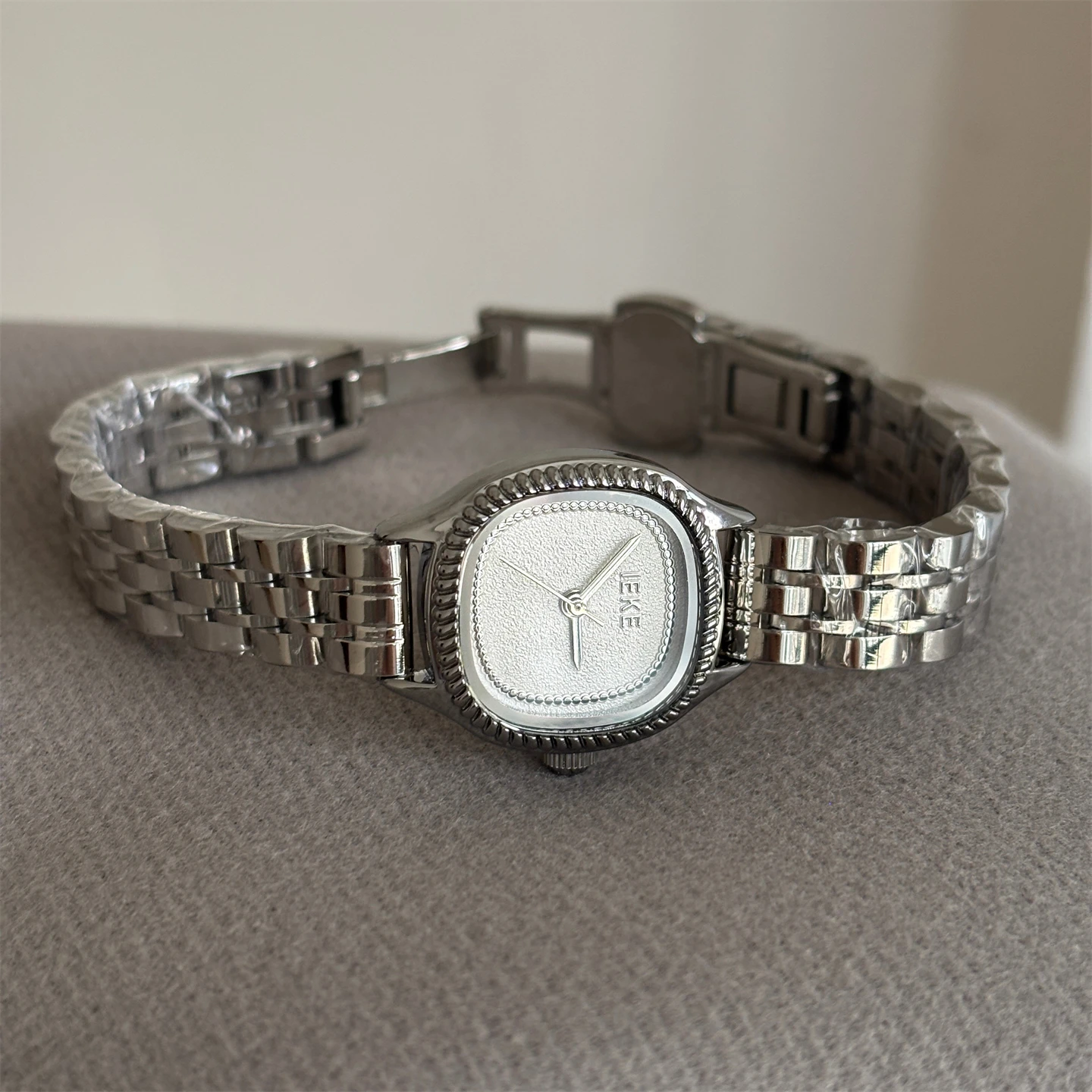 A Sophisticated And Elegant Women'S Watch With A Versatile, Exquisite, And Retro-Style Small Round Dial And Quartz Movement.
A Sophisticated And Elegant Women'S Watch With A Versatile, Exquisite, And Retro-Style Small Round Dial And Quartz Movement.