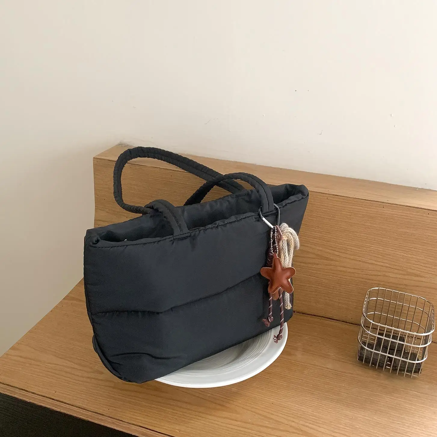 Casual Cotton Quilted Tote Women Bag Nylon Padded Shoulder Bags for Women Designer Bag NEW Winter Handbags and Purses Shopper
Casual Cotton Quilted Tote Women Bag Nylon Padded Shoulder Bags for Women Designer Bag NEW Winter Handbags and Purses Shopper