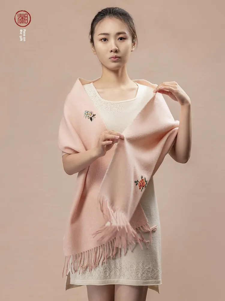 Шелковый шарф ручной работы с двусторонней вышивкой, брошью-булавкой и вышивкой Xiang, роскошный, художественный, декоративный, в китайском стиле
Шелковый шарф ручной работы с двусторонней вышивкой, брошью-булавкой и вышивкой Xiang, роскошный, художественный, декоративный, в китайском стиле