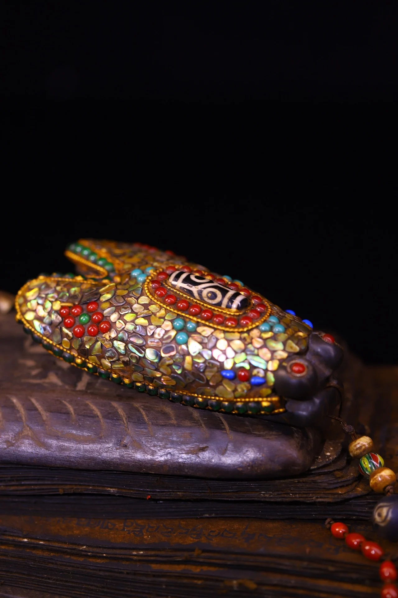 4"Tibetan Temple Collection Old Natural Meteorite Mosaic Gem gZi Beads Shell Golden Cicada Statue Pendant Amulet Dharma
4"Tibetan Temple Collection Old Natural Meteorite Mosaic Gem gZi Beads Shell Golden Cicada Statue Pendant Amulet Dharma