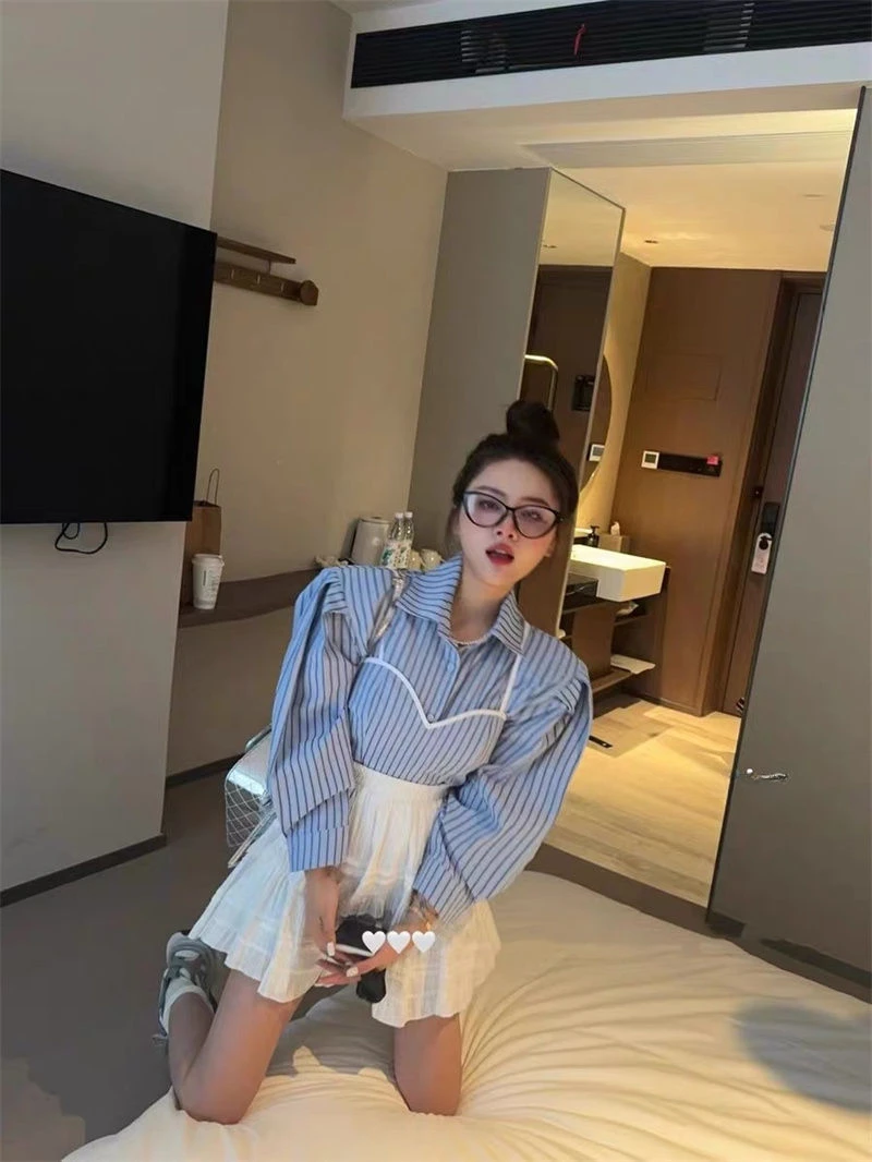 Korean Ins Haute Couture POLO Collar Blue Striped Shirt 2024 Early Spring Strapless Strap Two-piece Set Female Clothing
Korean Ins Haute Couture POLO Collar Blue Striped Shirt 2024 Early Spring Strapless Strap Two-piece Set Female Clothing
