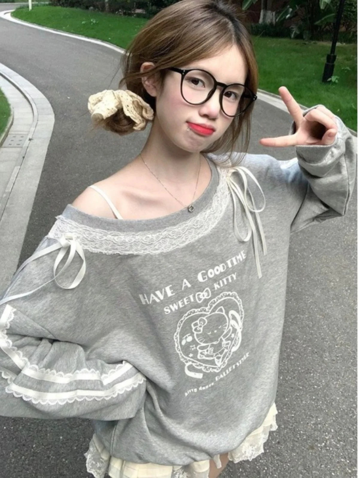 Свободный свитшот с кружевными вставками на плечах для женщин, ранняя осень, корейский стиль, ленивый шик, сладкий и дерзкий, маленький размер, топ с длинными рукавами
Свободный свитшот с кружевными вставками на плечах для женщин, ранняя осень, корейский стиль, ленивый шик, сладкий и дерзкий, маленький размер, топ с длинными рукавами