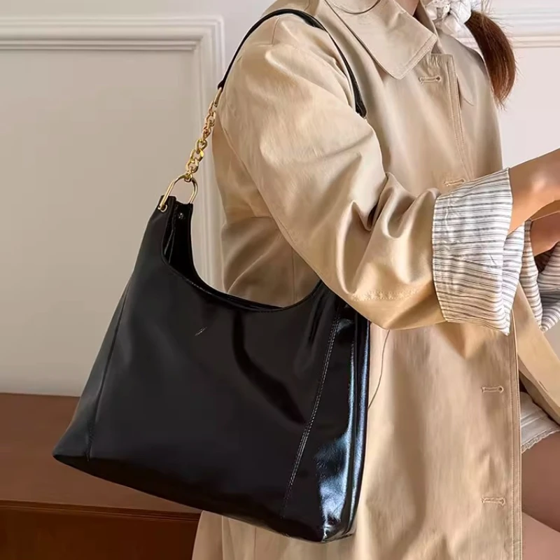 Женские сумки на плечо из глянцевой искусственной кожи с цепочкой в стиле ретро, простая однотонная женская сумка подмышками, повседневная универсальная женская сумка-мессенджер
Женские сумки на плечо из глянцевой искусственной кожи с цепочкой в стиле ретро, простая однотонная женская сумка подмышками, повседневная универсальная женская сумка-мессенджер