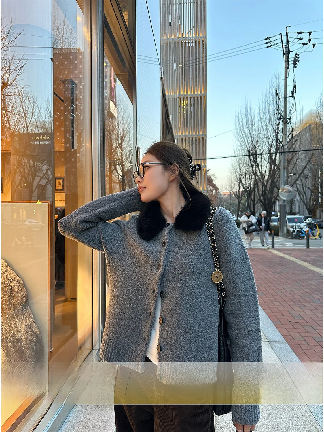 D YANGJUN Winter New 2026 Women's Knitted Cardigan Sweater Coat Detachable Fur Collar Casual Loose Fit Long Sleeve Plaid Pattern
D YANGJUN Winter New 2026 Women's Knitted Cardigan Sweater Coat Detachable Fur Collar Casual Loose Fit Long Sleeve Plaid Pattern