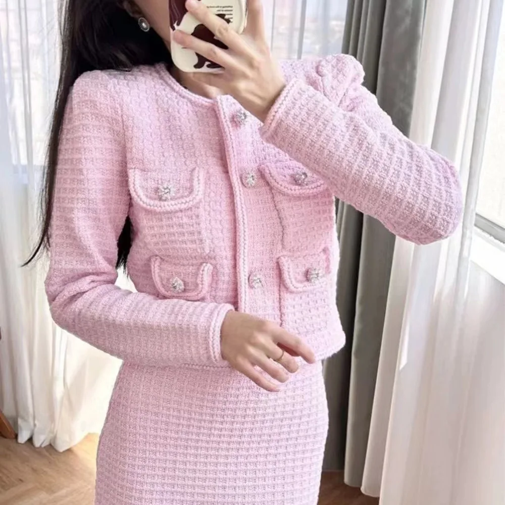 Розовый вязаный открытый кардиган и комплект с юбкой f, женский модный весенний комплект 2024, обычный тонкий костюм из двух предметов, женская верхняя одежда
Розовый вязаный открытый кардиган и комплект с юбкой f, женский модный весенний комплект 2024, обычный тонкий костюм из двух предметов, женская верхняя одежда